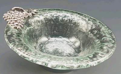 Frutero de vidrio reciclado Mud Pie tinte verde con uvas de peltre en vid Foto 1 de 4