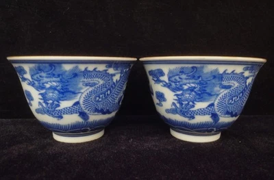 Par de copos de porcelana chineses antigos pintados à mão dragão azul branco QianLong - Imagem 1 de 4