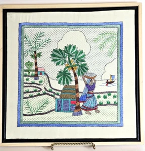 Obra de arte enmarcada bordada a mano AARONG BANGLADESH 12" X 12" - Imagen 1 de 9