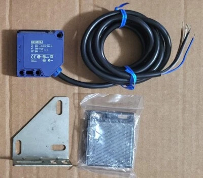 TELEMECANIQUE SENSOR XUK1ARCNL2 6.5" LONG 5-WIRE 24-240VAC & VDC REFLECTOR & BRA - Image 1 of 4