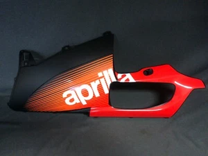 APRILIA RSV1000 2003 Aprilia Black "R"acing AP8168407 L/H PANEL INFERIOR NUEVO - Imagen 1 de 3