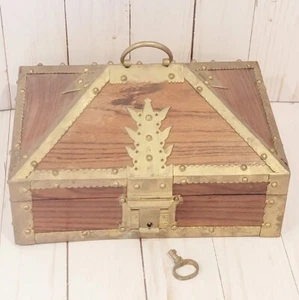 Antike indische Messing und Holz Braut Mitgift Schatulle Kerala Indien 19. Jh. mit Schlüssel - Bild 1 von 11