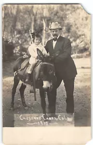 Foto postal vintage RPPC Cheyenne Cañon/Canyon, Colorado Girl On Donkey 1910 - Imagen 1 de 2