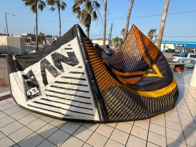 Liquid Force Envy V9 13.5m Kiteboarding Kite - Image 1 of 3