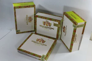 Lotto di 4 scatole di sigari Macanudo 25 Hampton Court e Tudor e Prince Phillip Cafe - Foto 1 di 12