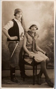 RPCC 1930 ungewöhnliche lächelnde Frauen als Piraten verkleidet #F2 - Bild 1 von 2