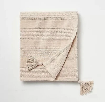 Manta a rayas texturizadas Dobby con borlas en las esquinas rubor hogar y mano Foto 1 de 2