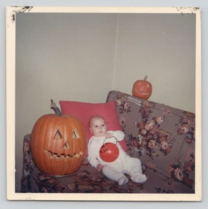 Foto encontrada de 2 meses de edad Jeff en Halloween 1967 sosteniendo cubo Jack-o'-lantern - Imagen 1 de 2