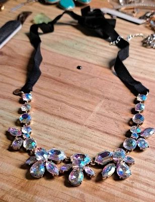 J. Collar de corbata irredecente con diamantes de imitación de cristal dorado cinta negra Crew Foto 1 de 4