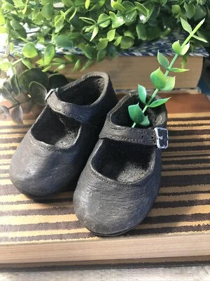 Réplicas de concreto de sapatos de bebê pretos Mary Jane fivelas pintadas de prata - Imagem 1 de 4