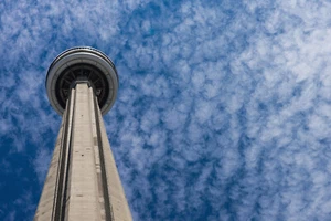 Blick auf die Spitze des CN Tower Toronto Himmel Stratocumulus Wolken Foto Poster Kunst - Bild 1 von 1