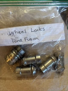 Ford Fusion 4 Wheel Locks w/ Matching McGard Style Key 4.654.000 Used Silver - Bild 1 von 7