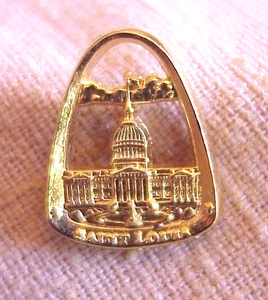 ARCH Saint Louis MO w/ Capital Building Travel Lapel Hat Pin Souvenir Gold Tone - Picture 1 of 2