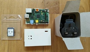 Raspberry Pi (c) 2011.12 Model B Starter Kit - Custodia, scheda SD RASPMC da 4 GB e alimentatore - Foto 1 di 4
