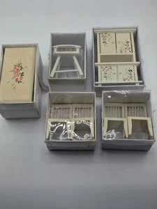 Vintage Posten Holz Puppenhaus Möbel Dollar Baum Stall Stühle Hochstuhl Tisch - Bild 1 von 7