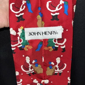 John Henry Herren Seidenkrawatte 57" x 3,75" rot mit Weihnachtsmännern mit Bäumen, Strümpfen Geschenke - Bild 1 von 11