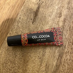CO…COCOCOA LIP BALM QATAR AIRLINES kit di cortesia idratante mini borsa da viaggio taglia - Foto 1 di 3