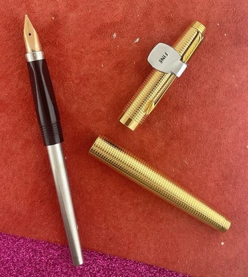 Pluma Estilográfica Parker 75 Nuevo Stock ~ Patrón Insignia ~ 14 K Plumín Fino ~ EE. UU. ~ Etiqueta Foto 1 de 4