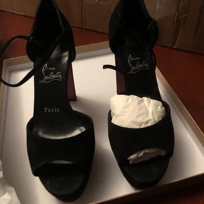 Сандалии Christian Louboutin Sandaloo с открытым носком из черной замши 1245 долл. США размер 38,5 - Изображение 1 из 4