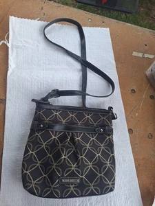 NINE WEST Canvas Umhängetasche, schwarz mit geometrischem Design. - Bild 1 von 5