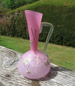 Antiguo jarrón victoriano soplado a mano Ewer/satinado vidrio melocotón esmaltado flora - Imagen 1 de 10