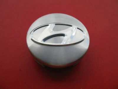 HYUNDAI AZERA SANTA FE (1) WHEEL RIM HUB CAP HUBCAP CENTER COVER PLUG USED #8618 - Image 1 of 2