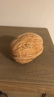 BORDALLO PINHEIRO WALNUT COVERED DISH - 15CM EXCELLENT CONDITION - Image 1 of 4