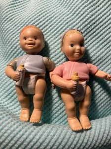 Fisher Price 2 liebevolle Familie Puppenhaus Kleinkind Mädchen rosa & Kleinkind Junge blaue Flasche - Bild 1 von 5