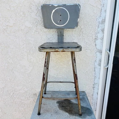 Taburete industrial de metal de los años 40 con respaldo extraíble, pintura gris envejecida, 01252 Foto 1 de 4