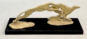 Scultura levrieri da corsa sabbia ghisa su base marmo San Pacific Int’l - Foto 1 di 7