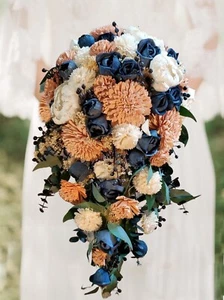 Ramo de novia naranja melocotón azul marino madera sola cascada otoño boda flores - Imagen 1 de 5