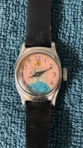 Antiguo reloj de pulsera mecánico Timex Disney "Cenicienta", años 50-60.  ¡Funciona!! - Imagen 1 de 4