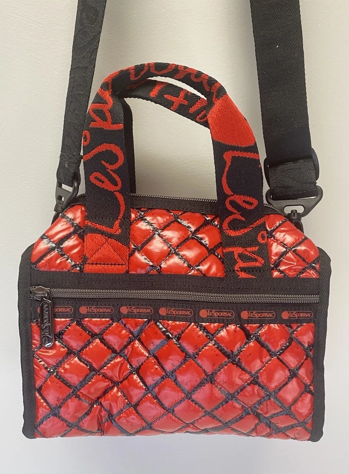 Diseño acolchado LeSportsac X Alber Elbaz rojo y negro con correa Lesportsac Script Foto 1 de 4