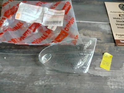 TO-R2697 - VETRO INDICATORE DIREZIONE ANTERIORE DX APRILIA SR LEONARDO AP8224213 - Immagine 1 di 4