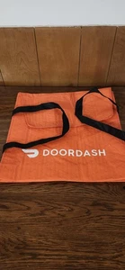 Bolsa de pizza DoorDash roja con asas negras 19" W X 19" L X 4,5" H aislada - Imagen 1 de 6