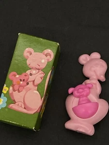 Avon ROCK-A-ROO PIN PAL Fragrance Glace Kangaroo & Joey Locket 2.75" NEW (PD) - Foto 1 di 5