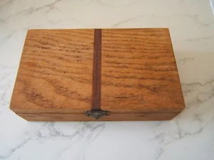 Baratija/caja de almacenamiento de madera de roble con detalle de línea vintage usada como está - Imagen 1 de 7