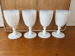 Juego de 4 vasos de gota de rocío encaje vidrio de leche perlada de Phoenix Glass Company 1938 - Imagen 1 de 4