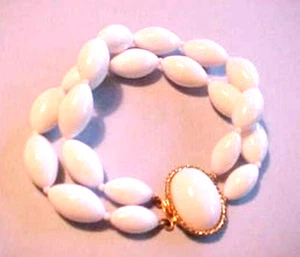 Vintage Oval White Bead Bracelet with Ornate Large Bead Goldtone Clasp - Picture 1 of 5