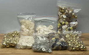 Vintage Knopf Sammlung unsortiert 8 Tüten hunderte gemischte Farben teils flach gold - Bild 1 von 18