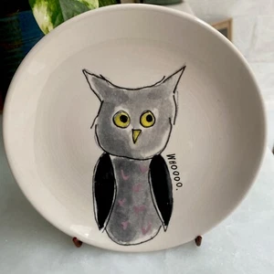 OWL Plate  MAGENTA LOGO  ( RAE DUNN ) “Whooo" 6 inch Plate COLLECTABLE w/stand - Picture 1 of 4