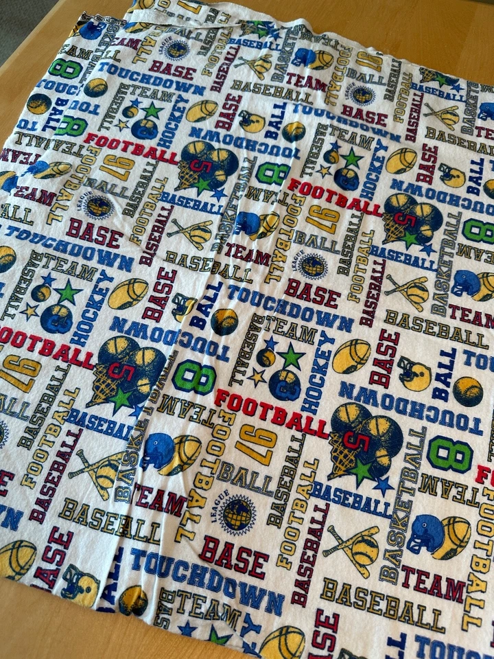REMANENTE DE TELA DE FRANELA DEPORTIVA TEMA FÚTBOL BÉISBOL HOCKEY 44" X 80" Foto 1 de 2