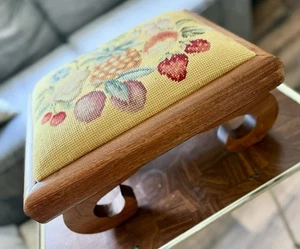 VINTAGE NADELSPITZE OBST SCHEMEL Holz Schnörkelbeine Cottagecore GrandmaCore - Bild 1 von 21