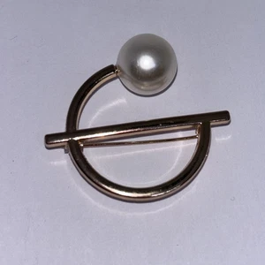 Vintage Faux Pearl Circle Brooch Pin Gold Tone Minimalist 1.5” - Picture 1 of 2
