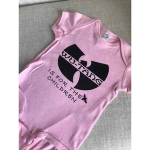 Body de bebé rosa Wu Tang - Wu Tang es para los niños - Imagen 1 de 2