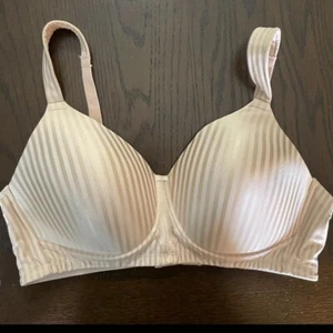 Playtex Back Smoothing Bra 44D Wire Free Satin Padded Cup Slimming Adjustable - Picture 1 of 5