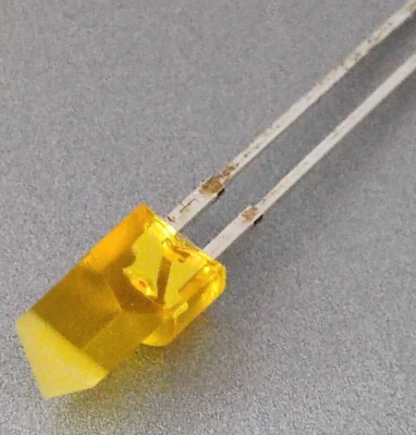 20x LED GIALLI TRIANGOLARI, LATO 5MM., "FLAT FRONT", NUOVI (NOS) - Immagine 1 di 3