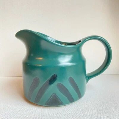 Jarra de gres Pfaltzgraff Solstice en verde con diseños geométricos negros de colección Foto 1 de 4