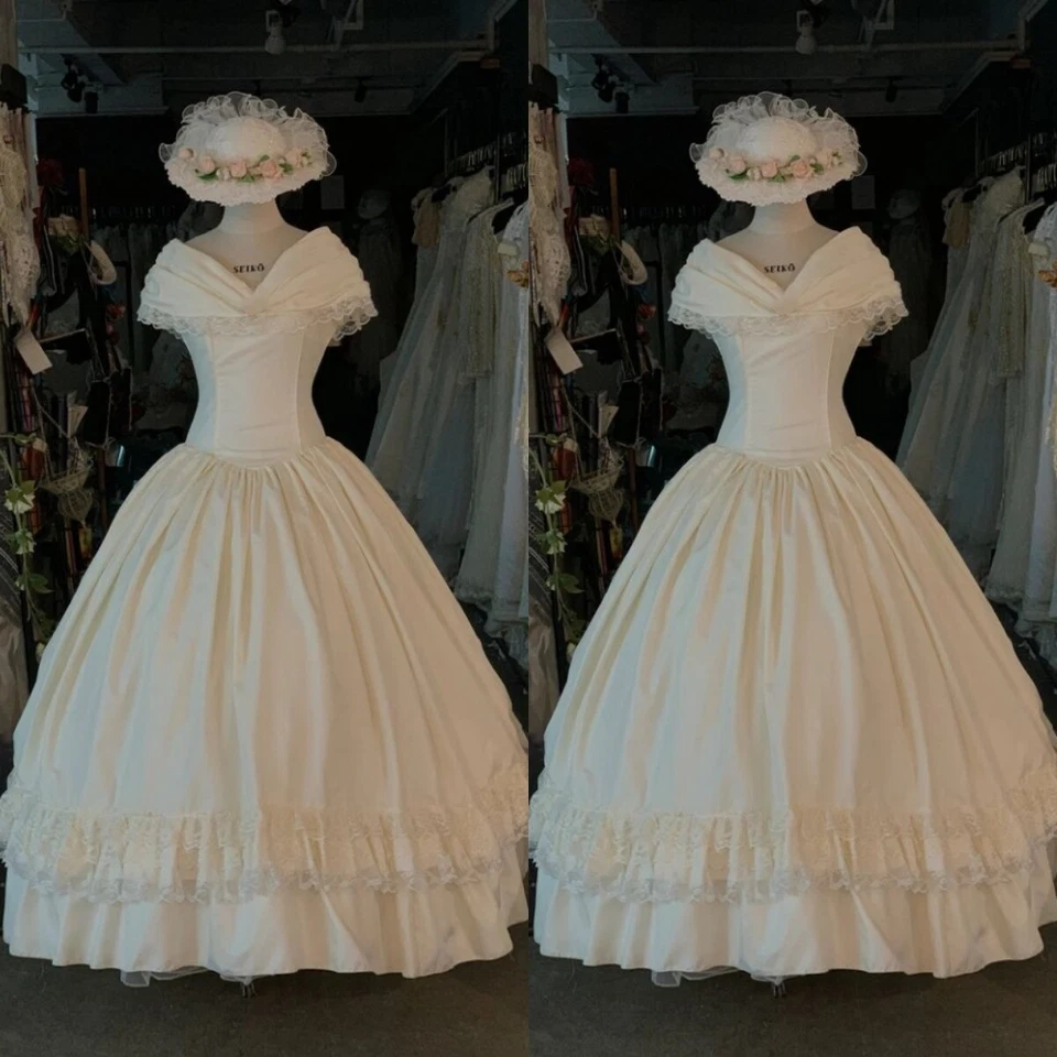 Vestidos de novia vintage de princesa con volantes de encaje satinado country años 50 Foto 1 de 4
