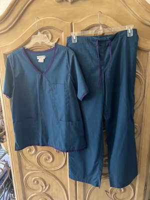 Nuevo Uniformes Naturales Medianos Exfoliante Top e Inferior Azul Verde azulado con Ribete Morado Oscuro Foto 1 de 4